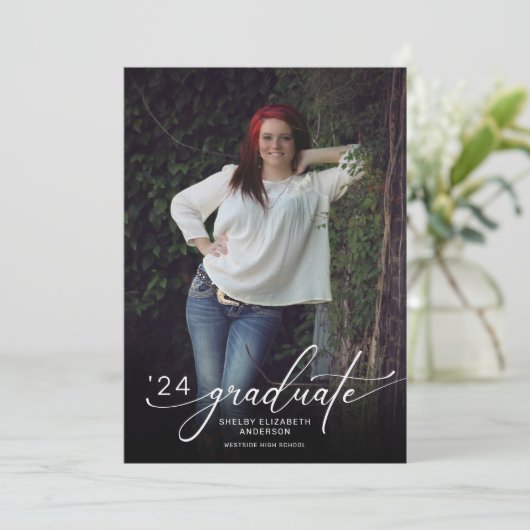 Invitation Moderne Script 2 Photo Graduation verticale (Debout devant)