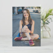 Invitation Moderne Script Calligraphie Photo Graduation (Debout devant)