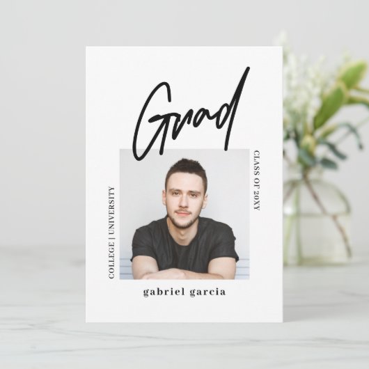Invitation Moderne Simple Photo Script Graduation Party (Debout devant)