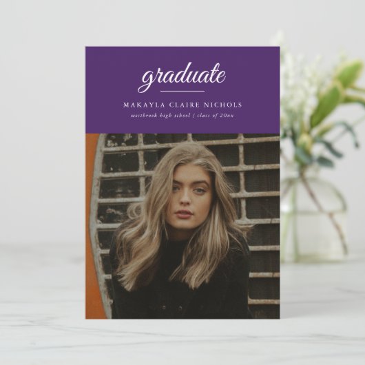 Invitation Moderne Simple Script Purple Photo Graduation (Debout devant)