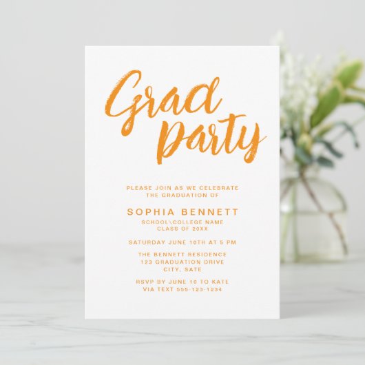 Invitation Moderne tendance Orange Brosse Script Graduation P (Debout devant)