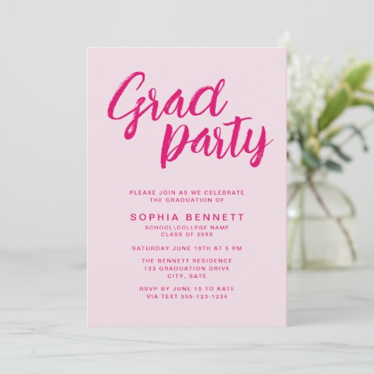 Invitation Moderne tendance pinceau rose fête de graduation d (Debout devant)