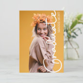 Invitation Moderne tendance Simple Script Photo Graduation In (Debout devant)