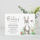 Invitation Moderne Un Petit Lapin Est En Chemin baby shower (Debout devant)