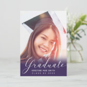 Invitation Moderne violet blanc calligraphie photo graduation (Debout devant)