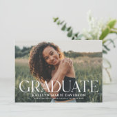Invitation Moderne White Serif Graduate Photo Graduate (Debout devant)