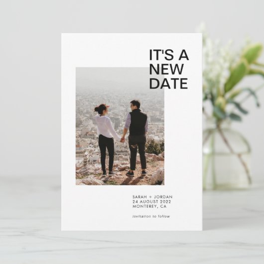 Invitation Modifier La Date Moderne De La Typographie Simpe (Debout devant)