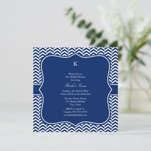 Invitation Monogram Royal Blue Chevron Motif (Debout devant)
