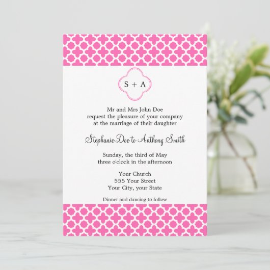 Invitation Monogramme blanc sur Motif Quatrefoil rose chaud (Debout devant)