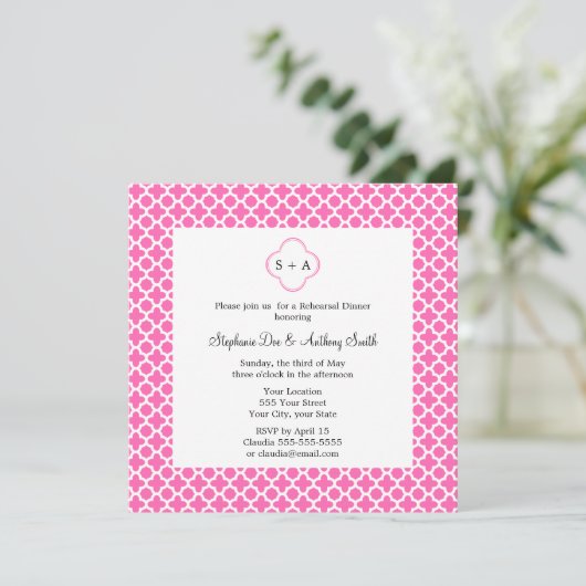 Invitation Monogramme blanc sur Motif Quatrefoil rose chaud (Debout devant)