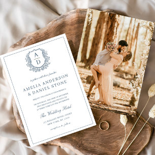 Invitation Monogramme bleu Dusty Crest Mariage Élégant