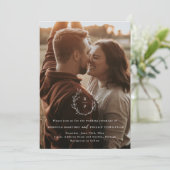 Invitation Monogramme de couronne romantique Mariage photo (Debout devant)