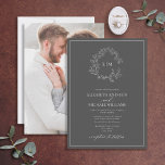 Invitation Monogramme de poitrine grise Mariage photo<br><div class="desc">Nous aimons ce faire-part de mariage photo gris moderne et tendance ! Simple, élégant et oh-so-joli, il présente une couronne feuilletée dessinée à la main encerclant un monogramme mariage moderne. Il est personnalisé en typographie élégante, et accentué par la calligraphie lettrée à la main. Enfin, il est taillé dans un...</div>
