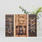 Invitation Monogramme de ton en bois rustique Graduation en b (Debout devant)
