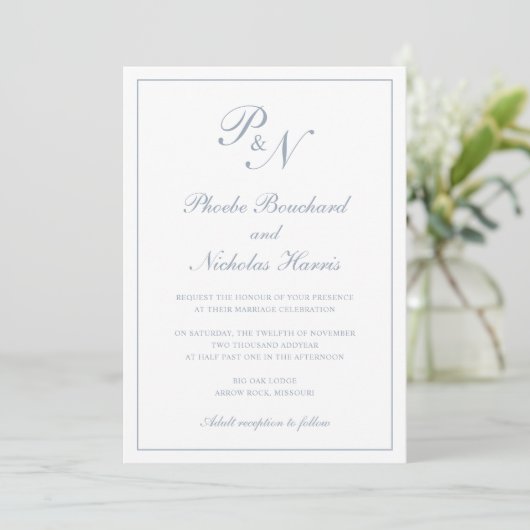 Invitation Monogramme Elégant Dusty Blue Tout en un Mariage (Debout devant)