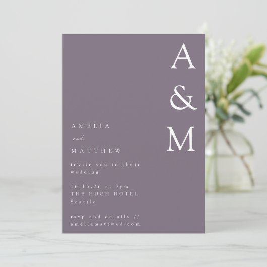 Invitation Monogramme gras minimaliste Boho Dusty violet Mari (Debout devant)