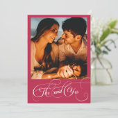 Invitation Monogramme manuscrit Viva Magenta Photo de fiançai (Debout devant)