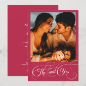 Invitation Monogramme manuscrit Viva Magenta Photo de fiançai (Devant / Derrière)