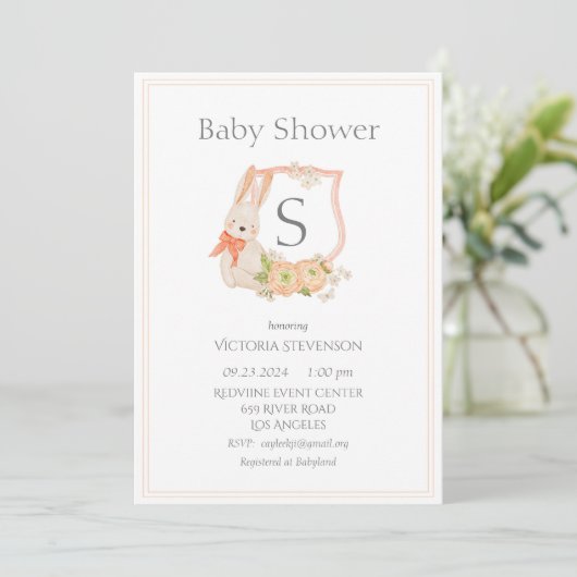 Invitation Monogramme moderne Peach Crest Bunny Baby (Debout devant)
