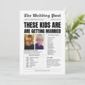 Invitation Monogramme personnalisé, mariage de journal amusan (Debout devant)