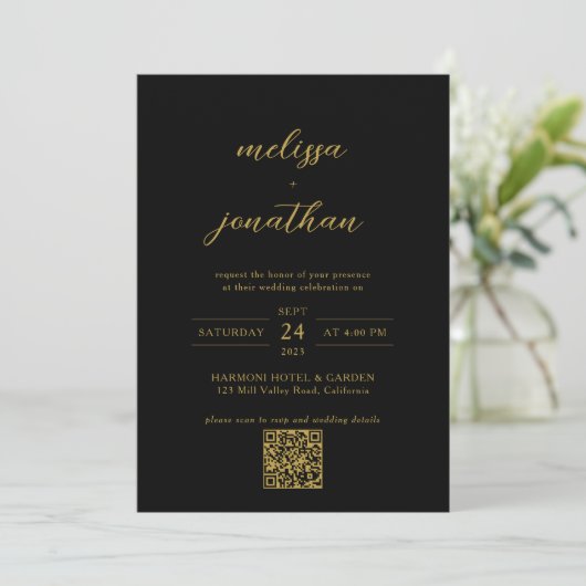 Invitation Monogramme photo Black & Gold moderne Code QR Mari (Debout devant)