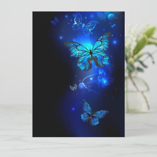 Invitation Morpho Butterfly in the Dark Background (Debout devant)