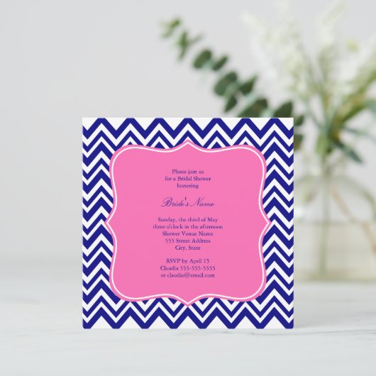 Invitation Motif Chevron bleu Monogram Navy avec rose chaud (Debout devant)