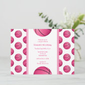 Invitation motif de ballons de basket roses pour une fête d'a (Debout devant)