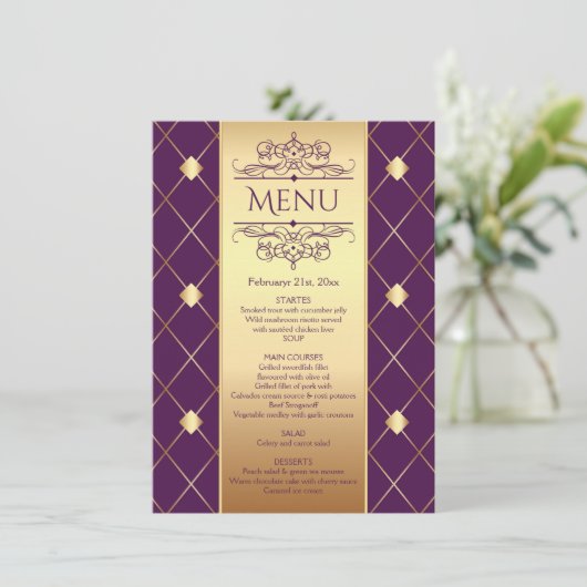 Invitation Motif diamant or sur le menu Mariage violet (Debout devant)