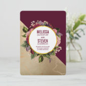 Invitation Motif en marbre doré et Mariage floral bordeaux (Debout devant)