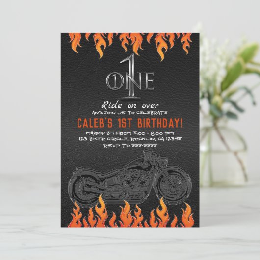Invitation Moto Flames en cuir et orange 1 1er anniversaire (Debout devant)