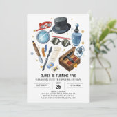 Invitation Mystère Whimsical Inspecteur Anniversaire (Debout devant)