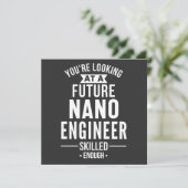 Invitation NANO cadeau ingénieur (Debout devant)