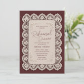 Invitation Nappe de dentelle argentée bordeaux pour dîner de (Debout devant)