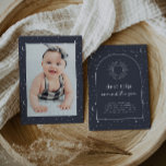 Invitation Navy A Fait Le 1Er Voyage Autour Du Soleil Photo I<br><div class="desc">Une première invitation d'anniversaire avec un arrière - plan d'arc de marine avec une étoile et un motif de lune, avec un contour de soleil et une typographie de "premier voyage autour du soleil". Vous pouvez ajouter votre propre photo à l'envers. Parfait pour la fête du premier anniversaire de votre...</div>