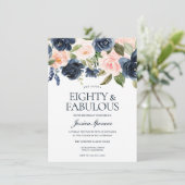 Invitation Navy Blue Blush rose Floral 80e fête d'anniversair (Debout devant)