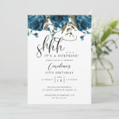 Invitation Navy Blue Floral Surprise fête d'anniversaire (Debout devant)