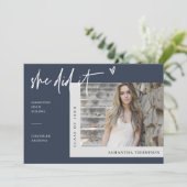 Invitation Navy Blue Modern Elle L'A Fait Grad Photo (Debout devant)