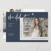 Invitation Navy Blue Modern Elle L'A Fait Grad Photo (Devant / Derrière)