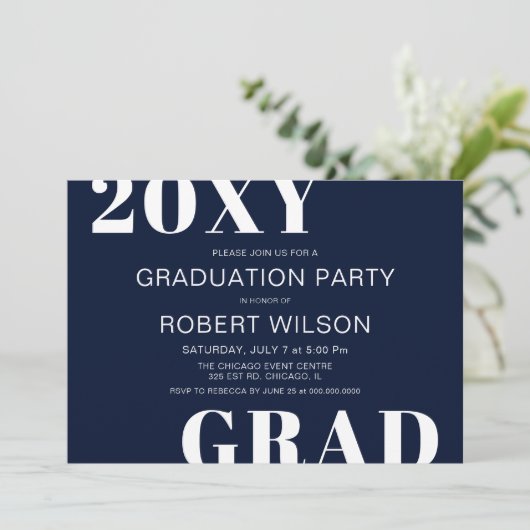 Invitation Navy Blue White Bold Typographie Parti de graduati (Debout devant)