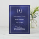 Invitation Navy blue white monogrammed wreath birthday (Debout devant)