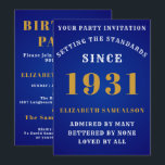 Invitation Né 1931 90th Birthday Love Ajouter Votre Nom Bleu<br><div class="desc">Pour ceux qui sont nés en 1931 et fêtent leur 90ème anniversaire, nous avons la carte d'invitation idéale. L'arrière - plan bleue au design blanc et or est simple et élégante. Customisez facilement le texte à l'avant et à l'arrière de cette carte d'invitation d'anniversaire en utilisant le modèle fourni. Une...</div>