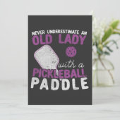 Invitation Ne jamais sous-estimer une vieille dame avec un ba (Debout devant)