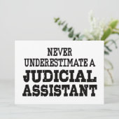 Invitation Ne sous-estimez jamais un assistant judiciaire (Debout devant)