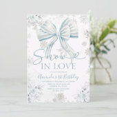 Invitation Neige en amour bleu ruban flocon de neige argenté (Debout devant)