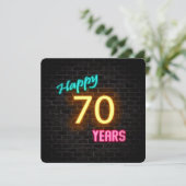 Invitation Neon 70th Birthday Signal brillant sur brique (Debout devant)