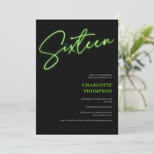 Invitation néon cool vert script rétro noir photo Sweet 16 (Debout devant)