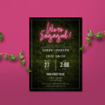 Invitation Neon Pink<br><div class="desc">"We're Engaged" design inspiré du néon rose sur un arrière - plan de boxwood avec texte et garniture blancs.</div>