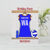 Invitation Netball personnalisé bleu uniforme avec rouge et b (Debout devant)