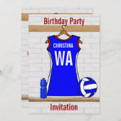 Invitation Netball personnalisé bleu uniforme avec rouge et b (Devant / Derrière)